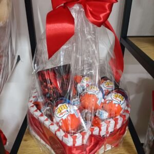 Taza y corazón de chocolates