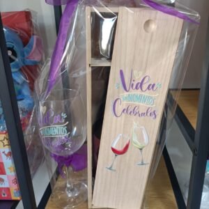 Caja elegante madera con copa y vino