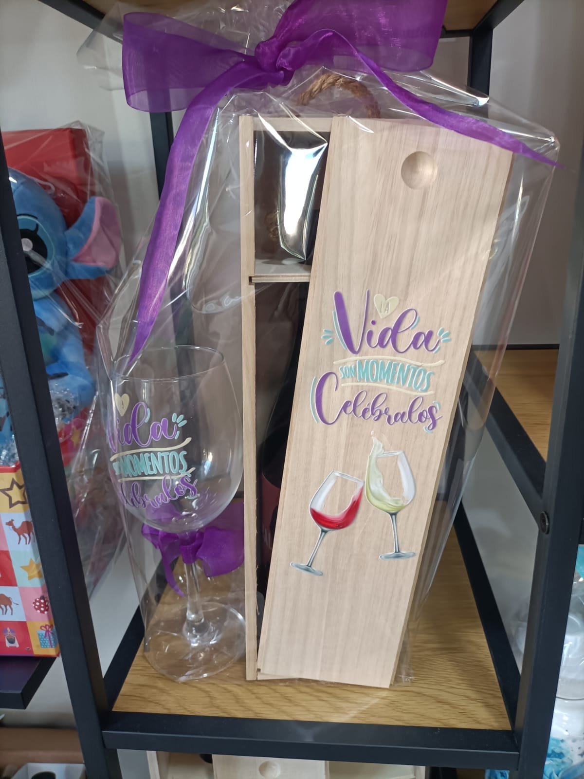 Caja elegante madera con copa y vino